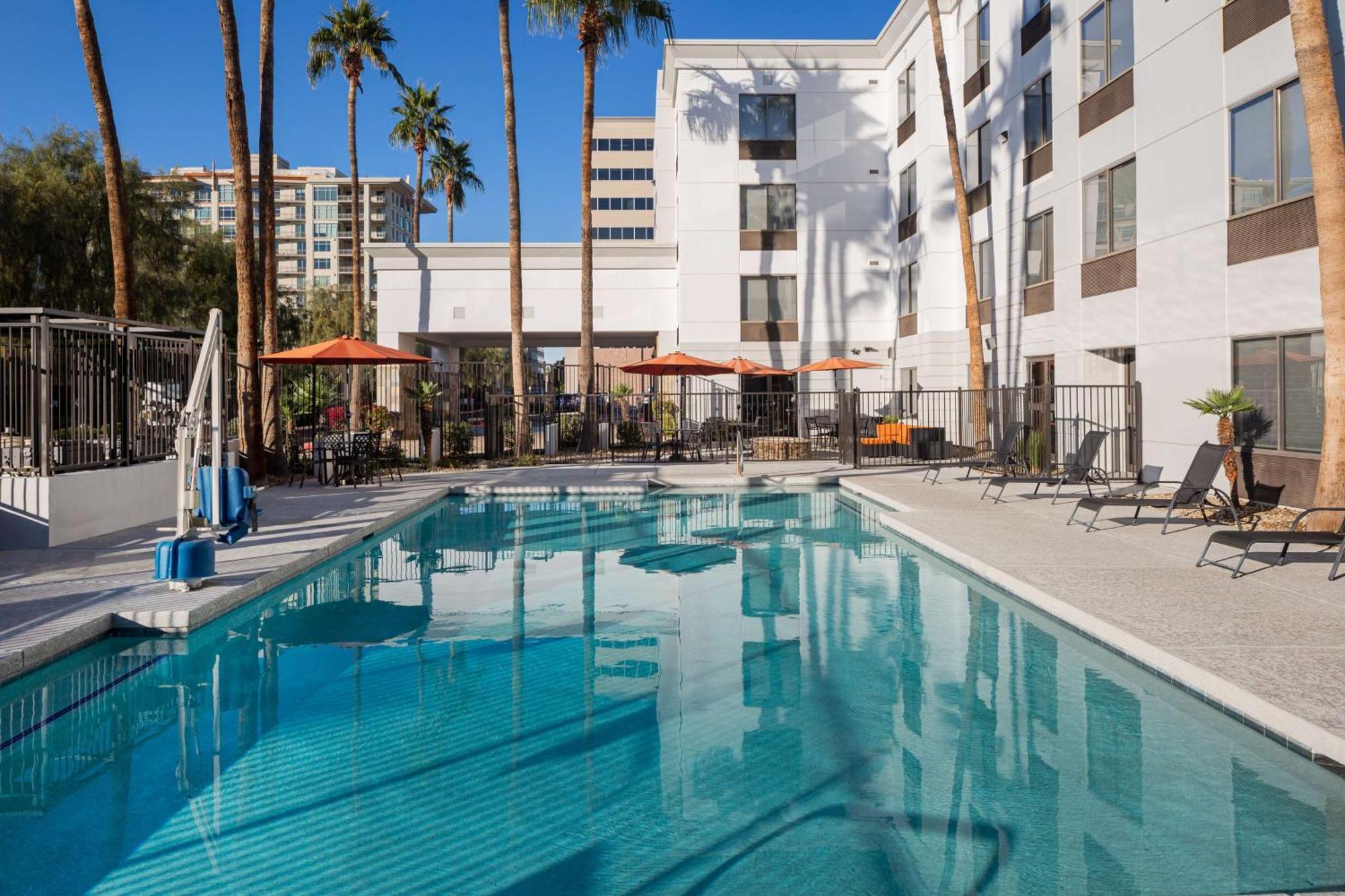 Hampton Inn Phoenix - Biltmore Exterior photo